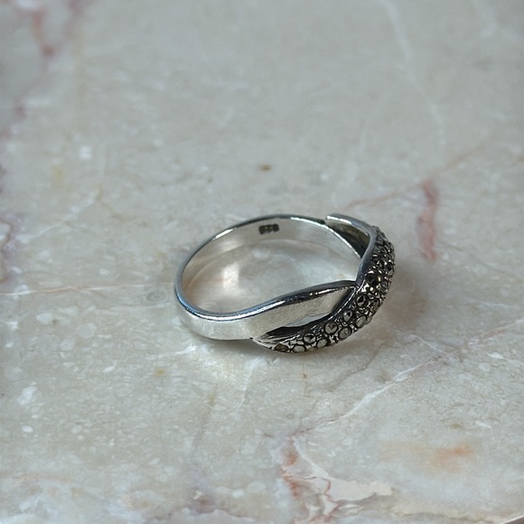 Elegant Silver 925 & Brilliants Twist Ring - Size 8 - Picture 3 of 11